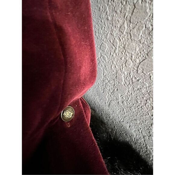 2 ruby red velvet Ralph Lauren crested button pillows - Picture 5 of 9